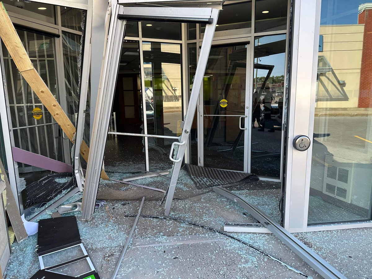 MIHomeYGK's tweet photo. 🚔 Vehicle into structure, TD Canada Trust at Kingston Centre. https://t.co/nc5BUjkXtR