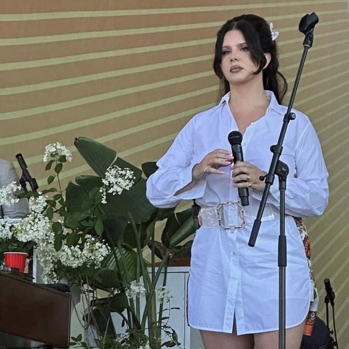 lanadelreynbr's tweet photo. Curiosidade: Lana Del Rey não cantou nenhuma música dos álbuns, Ultraviolence, Honeymoon e Lust For Life no show de hoje. https://t.co/Unv9lrYJCU