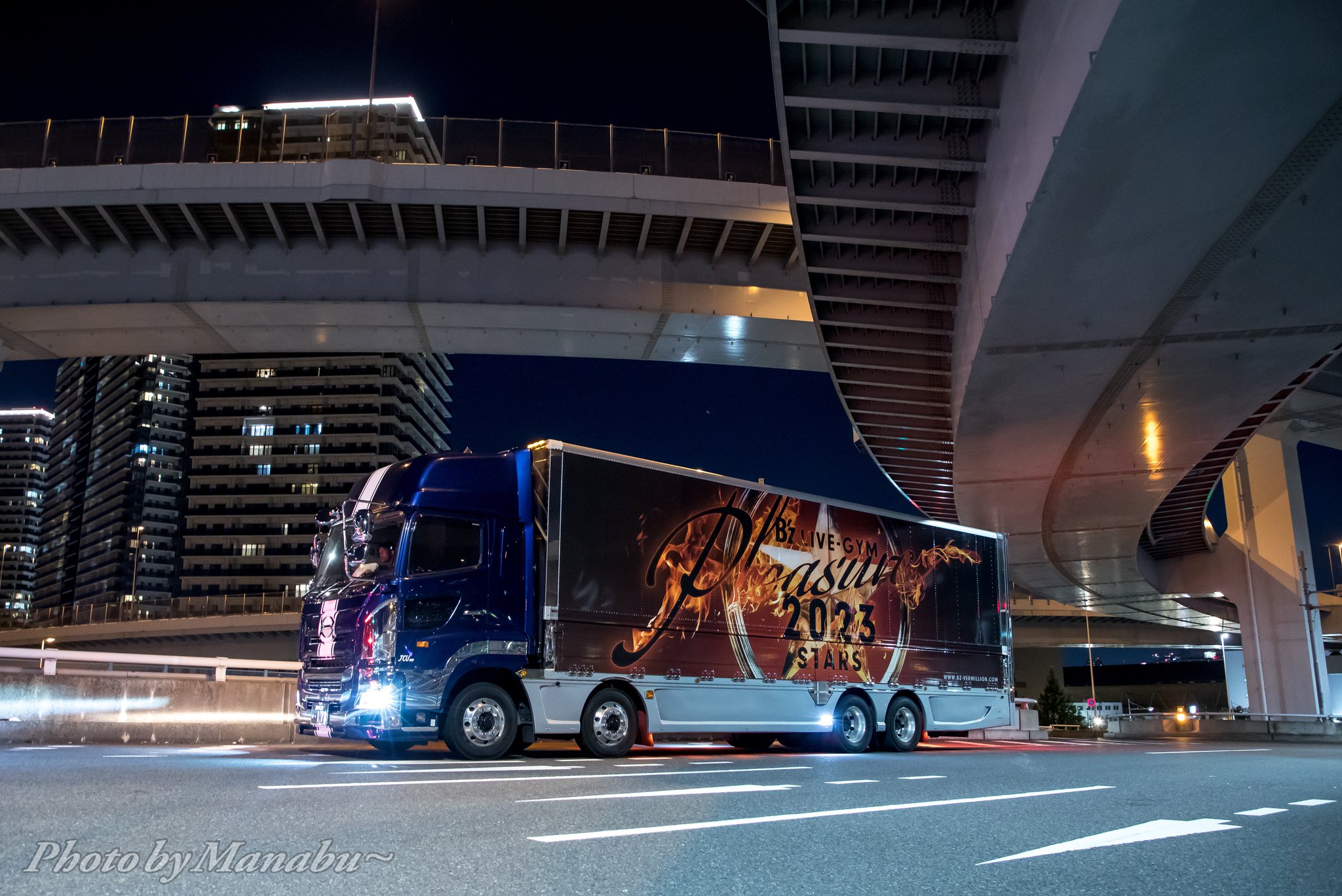 ツアートラック B'z TreasureLand STARS 2023 ツアトラ B'z『STARS』札幌ドーム公演でツアトラ&トレーラー展示実施 | Bz
