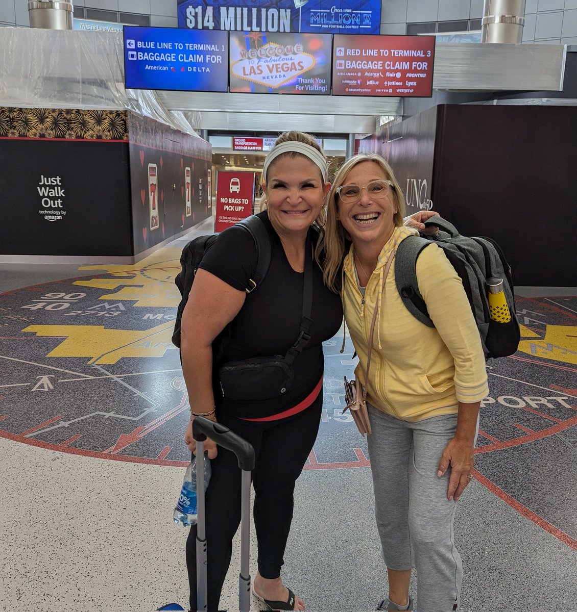 OMGOODNESS! Look who I ran into at the Vegas airport. It's @DrJCarrington 😃 I'm totally fan girling. What a small world 🌍 How fun! So cool when you get to meet social media heroes in person. (Unplanned serendipity.)