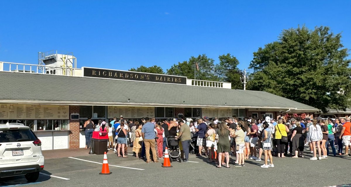 ChelseaScanner's tweet photo. Since I was in #Middleton
today couldn’t resist stopping
at Richardson’s Ice Cream 😋 
#SoGood #MiddletonMA 
#RichardsonsIceCream 🍦🍨 https://t.co/EOco5FBnSx