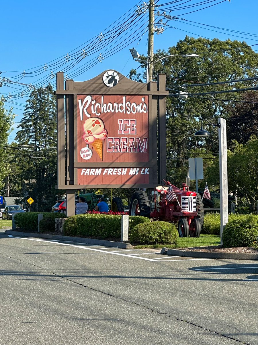 ChelseaScanner's tweet photo. Since I was in #Middleton
today couldn’t resist stopping
at Richardson’s Ice Cream 😋 
#SoGood #MiddletonMA 
#RichardsonsIceCream 🍦🍨 https://t.co/EOco5FBnSx