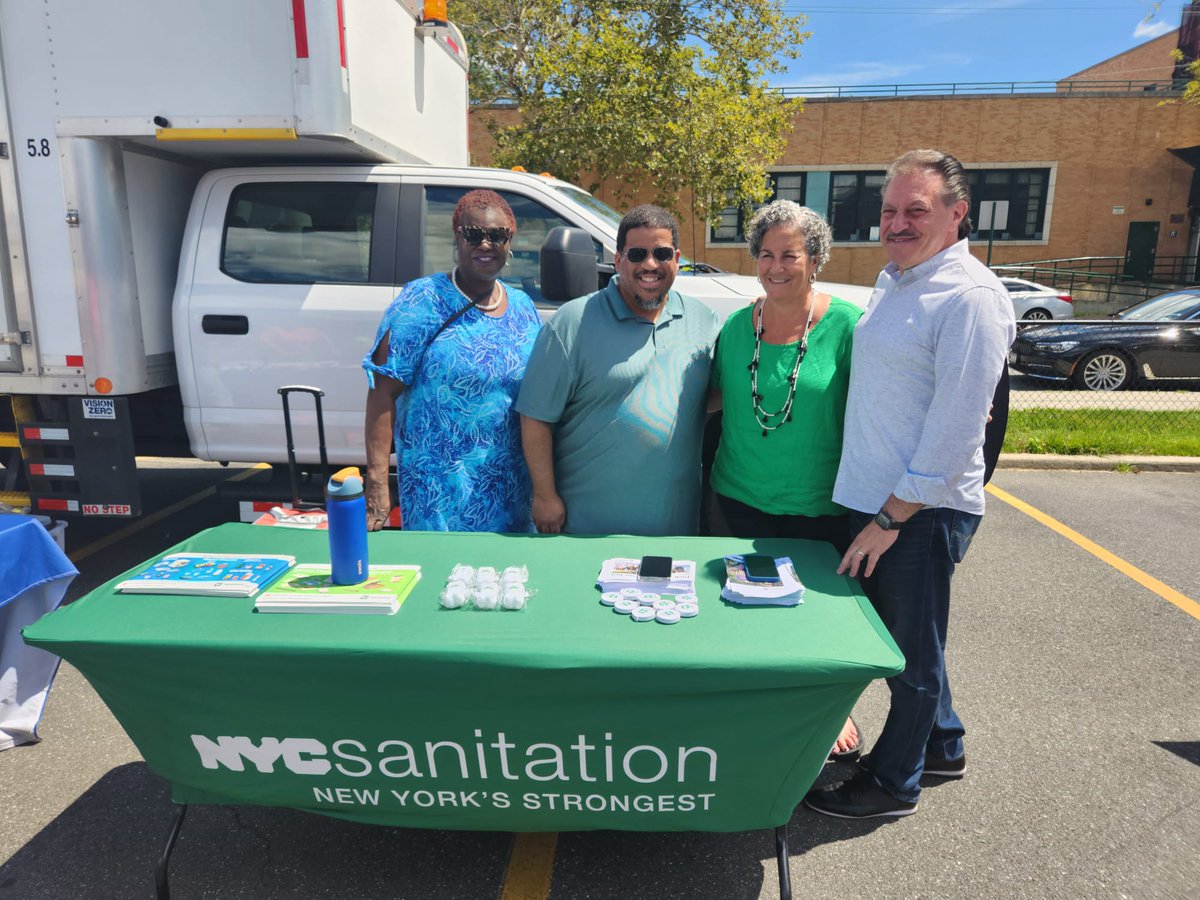 SenatorPersaud's tweet photo. It's a sunny Sunday and we completed another successful community document shredding event  w/ @NYCSanitation @SenJoeAddabbo  @Stacey23AD  #QueensCountySavingsBank

#Teamwork 
#Community 
#SD19
#Lindenwood
#HowardBeach
#freedocumentshredding https://t.co/TCUObNDKDV