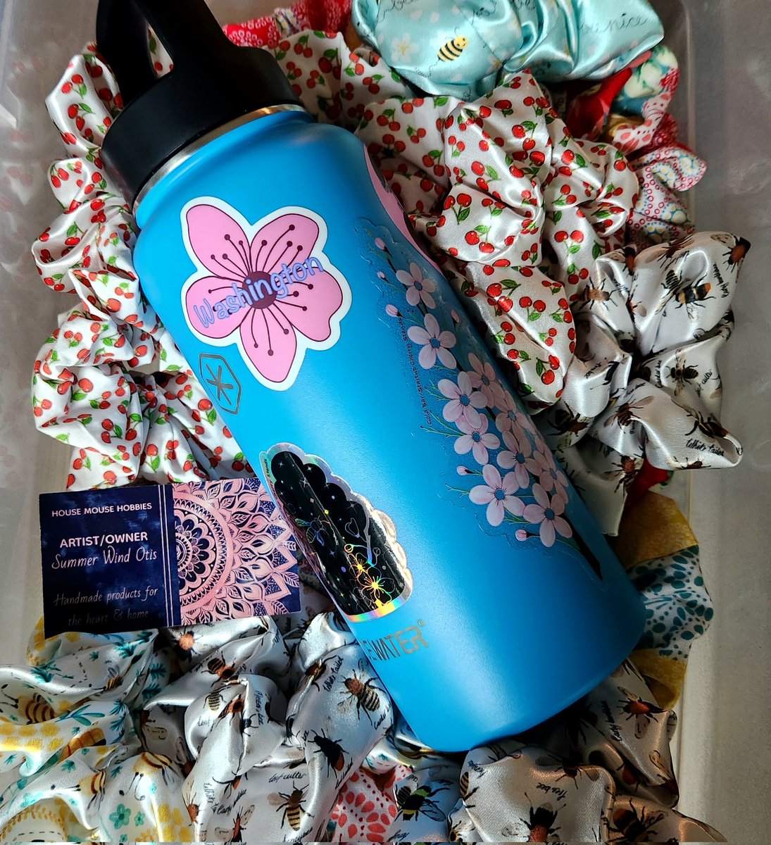 Merch drop off for the local cherry stands 
🍒
#stickers #decalsticker #washingtonsouvenir #cherryblossom #honeybeeprint #honeybee #handmadescrunchies #cherryprint #waterbottlestickers