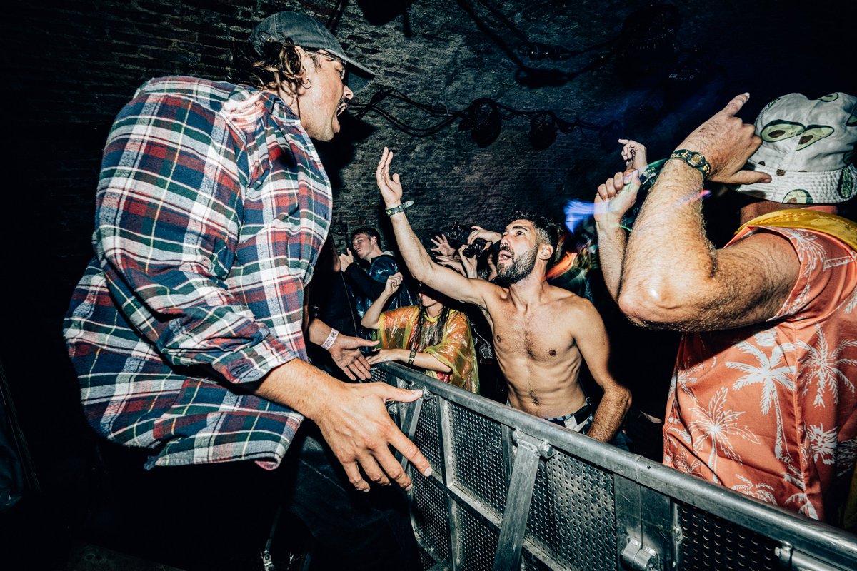 stubru's tweet photo. Brent Vanneste is frontman van gitaarband STAKE by day, en dj bij Brennt und Klakmatrak by night. Hun herrie schopte het tot in de Rave Cave op @tomorrowland. Was dit de meest absurde act van de afgelopen drie dagen? Waarschijnlijk. #TML23 https://t.co/EV2o3j1LXO