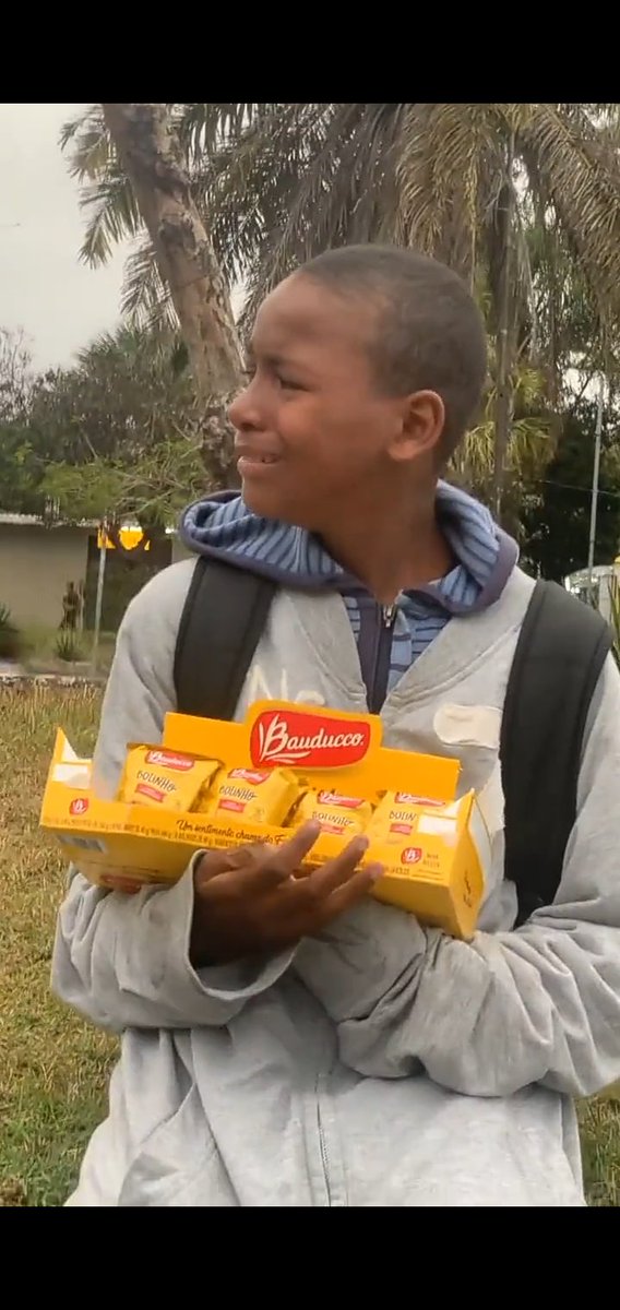 fofocaexplode's tweet photo. 🚨BRASIL: Garotinho que estava vendendo doces na rua teve seu dinheiro roubado por assaltantes.🥺 https://t.co/rV2D5Tt9vS
