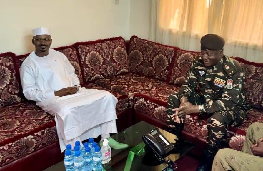 AlmouA92570's tweet image. #Niger
#Niamey aujourd'hui. 
Un #President , un #putschiste et un #héritier du #trône !