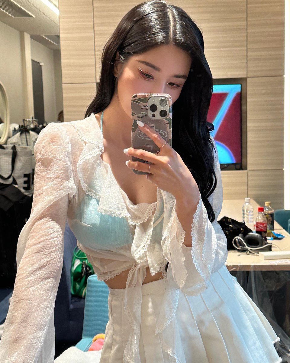 EUHNBl's tweet photo. Indubitably, one cannot help but strike a pose whenever there's a mirror nearby. Alas, I couldn't help myself either! Here, I got my fit checked for the Waterbomb Tokyo Festival, and guess what, I was absolutely smitten with the outfit on every level imaginable! https://t.co/mgfxPDsYmp