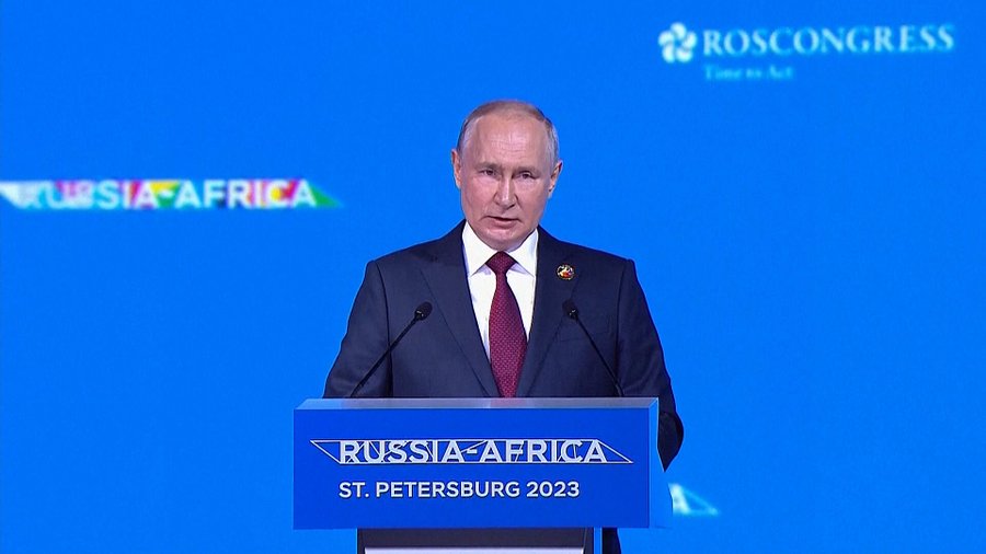 Putin: "Olvidaron lo que hicieron en Irak y la forma en que actuaron en Libia, sin ninguna resolución del Consejo de Seguridad. Olvidaron que arruinaron la situación en Sudan y que invadieron Siria. Piensan en el derecho internacional sólo cuando pueden usarlo contra Rusia"