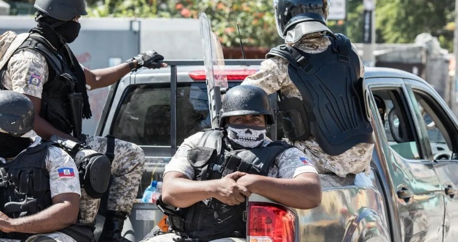 DjovanyMICHEL01's tweet image. Haïti:
Avec son cortège constitué d'une flotte d'environ 15 véhicules et des hommes lourdement armés, Ariel Henry qui revenait de Carrefour ce dimanche, a refusé la route de Martissant. Il a emprunté la route de Diquini menant vers Laboule 12 pour éviter la zone de Martissant.