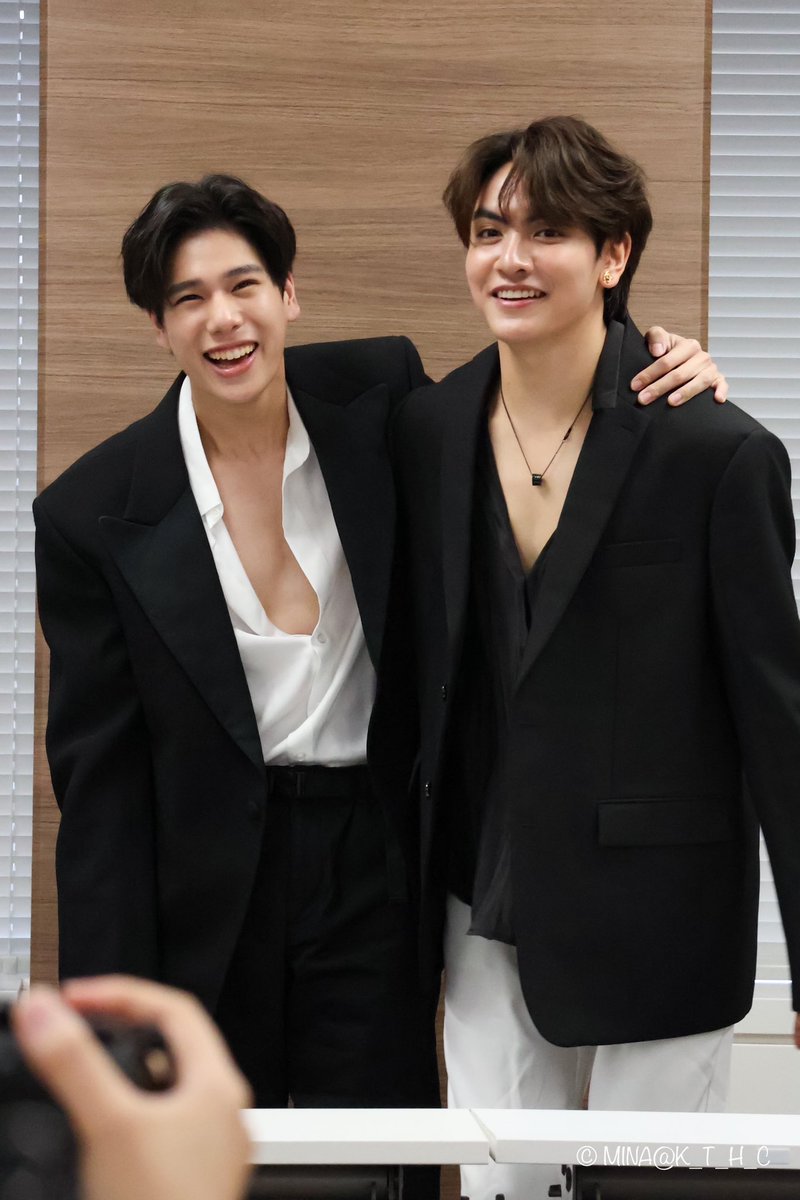 K_T_H_C's tweet photo. Joong and Phiwin sign session complete ✅

#GMMTVMUSICONxTOKYO
#GMMTVMUSICONxTOKYOxPHUWIN
#GMMTVMUSICONxTOKYOxJoong
#GMMTVMUSICONDAY3
#จุงอาเชน @ChenRcj 
#phuwintang @phuwintang https://t.co/S8gyD4CQtf