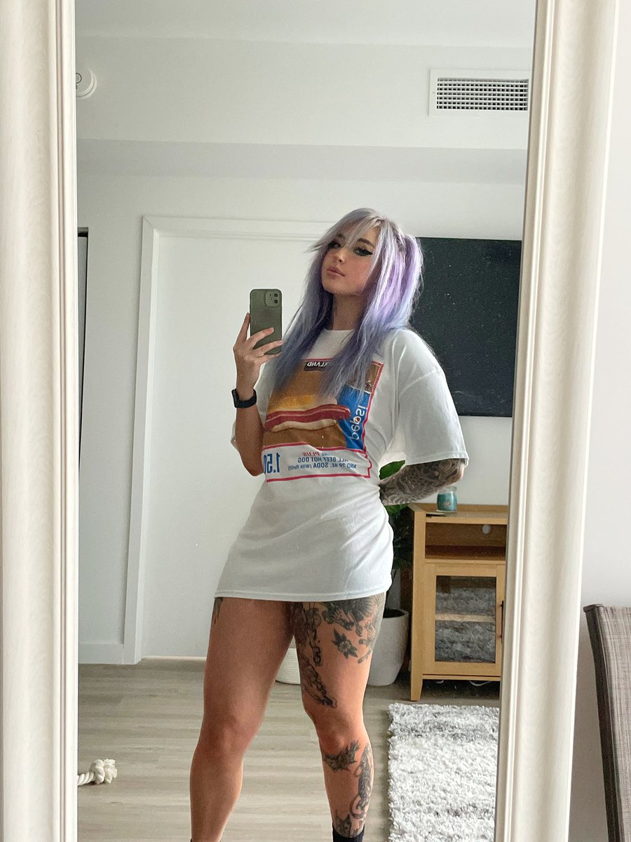 strongwaifu's tweet photo. never let them force you to wear pants https://t.co/4kN08IY8sz