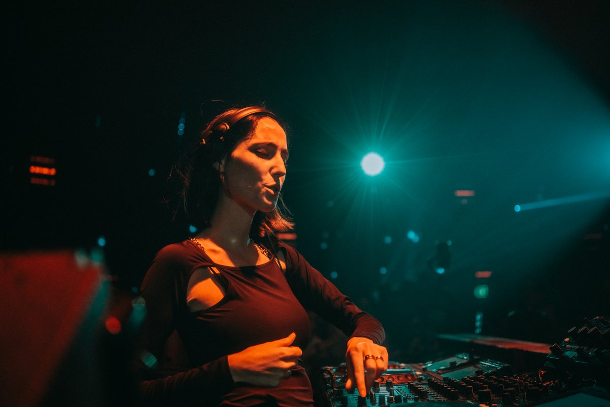 stubru's tweet photo. Exhale. @AmelieLens straalt tijdens de laatste set op haar eigen Atmosphere-stage. @tomorrowland 2023 eindigt met een hoogtepunt. #TML23 https://t.co/c9JmuDjeed