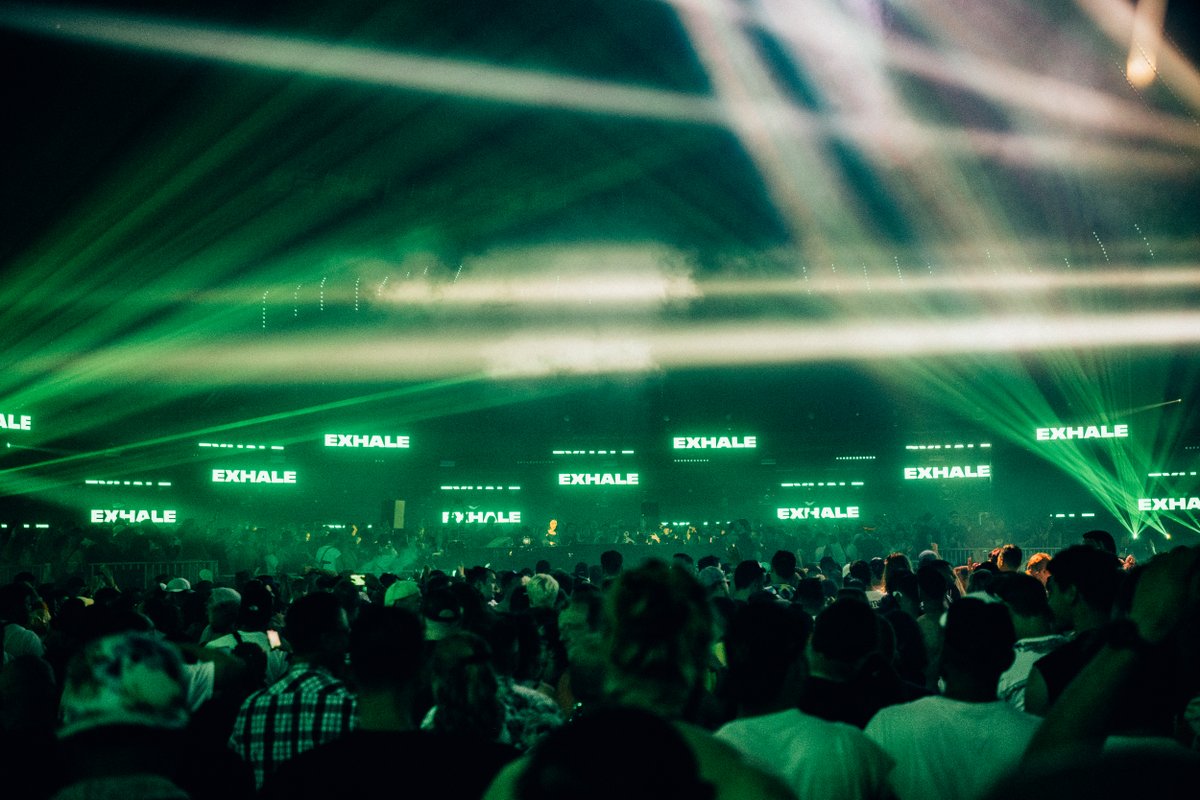 stubru's tweet photo. Exhale. @AmelieLens straalt tijdens de laatste set op haar eigen Atmosphere-stage. @tomorrowland 2023 eindigt met een hoogtepunt. #TML23 https://t.co/c9JmuDjeed