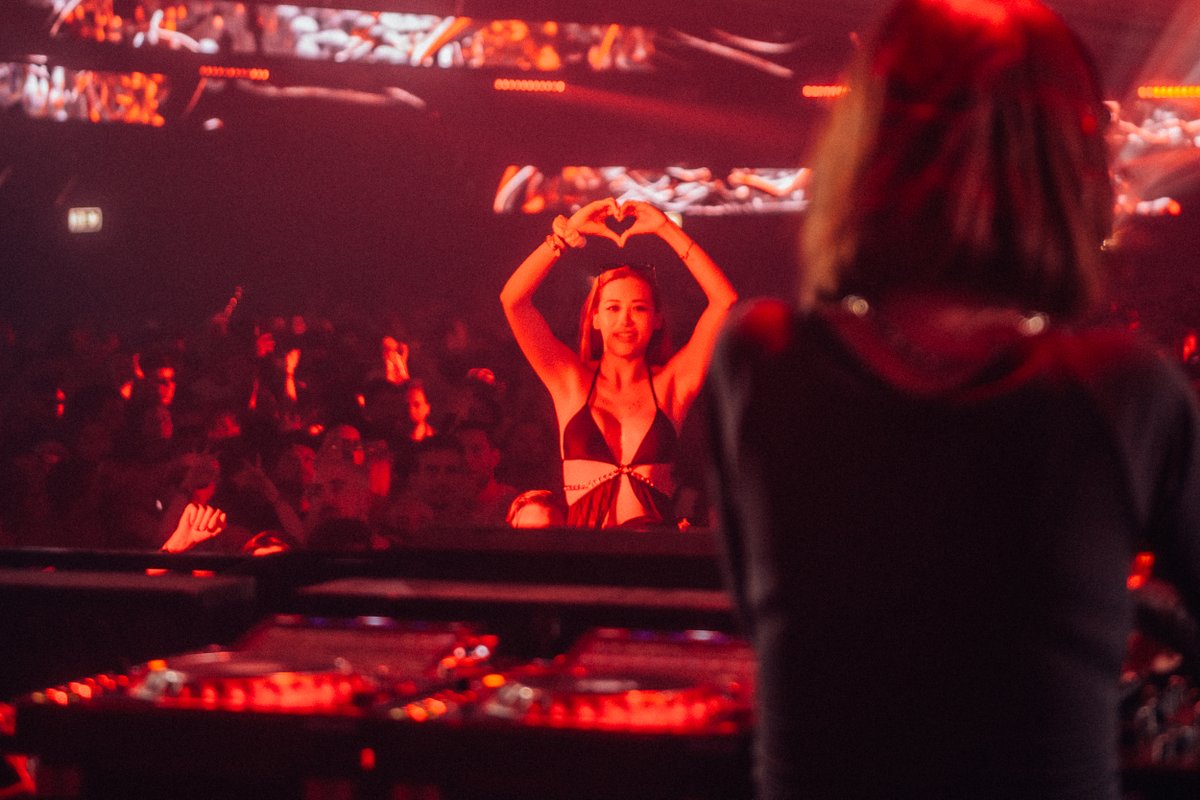 stubru's tweet photo. Exhale. @AmelieLens straalt tijdens de laatste set op haar eigen Atmosphere-stage. @tomorrowland 2023 eindigt met een hoogtepunt. #TML23 https://t.co/c9JmuDjeed