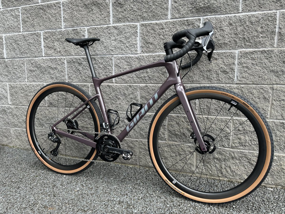 The GIANT Revolt Advanced 0 with a little tweak adding Shimano GRX di2, NGeco Gravel Rotor power2max edition set, PRO discover bars with Giant contact SLR carbon stem 💜 Built by the experts at @caldwellcycles_ @teamcaldwellcycles <a href="/darnellmoore_/">Darnell Moore</a> @paul_caldwell1 <a href="/giantrevolt/">Frank öfler</a>