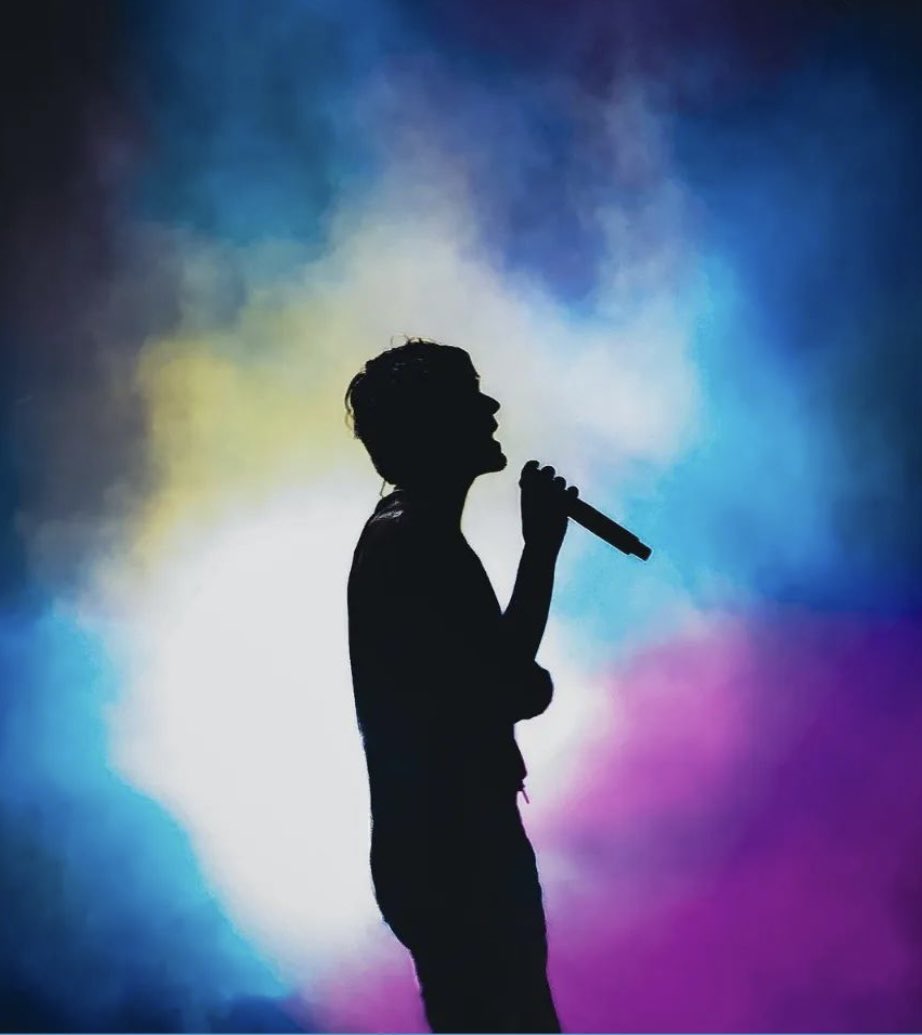 Elenorsflame's tweet photo. Ok just found my new fav picture of Louis surrounded by rainbow lights. 🥰🤭 https://t.co/umkCfX6j5p