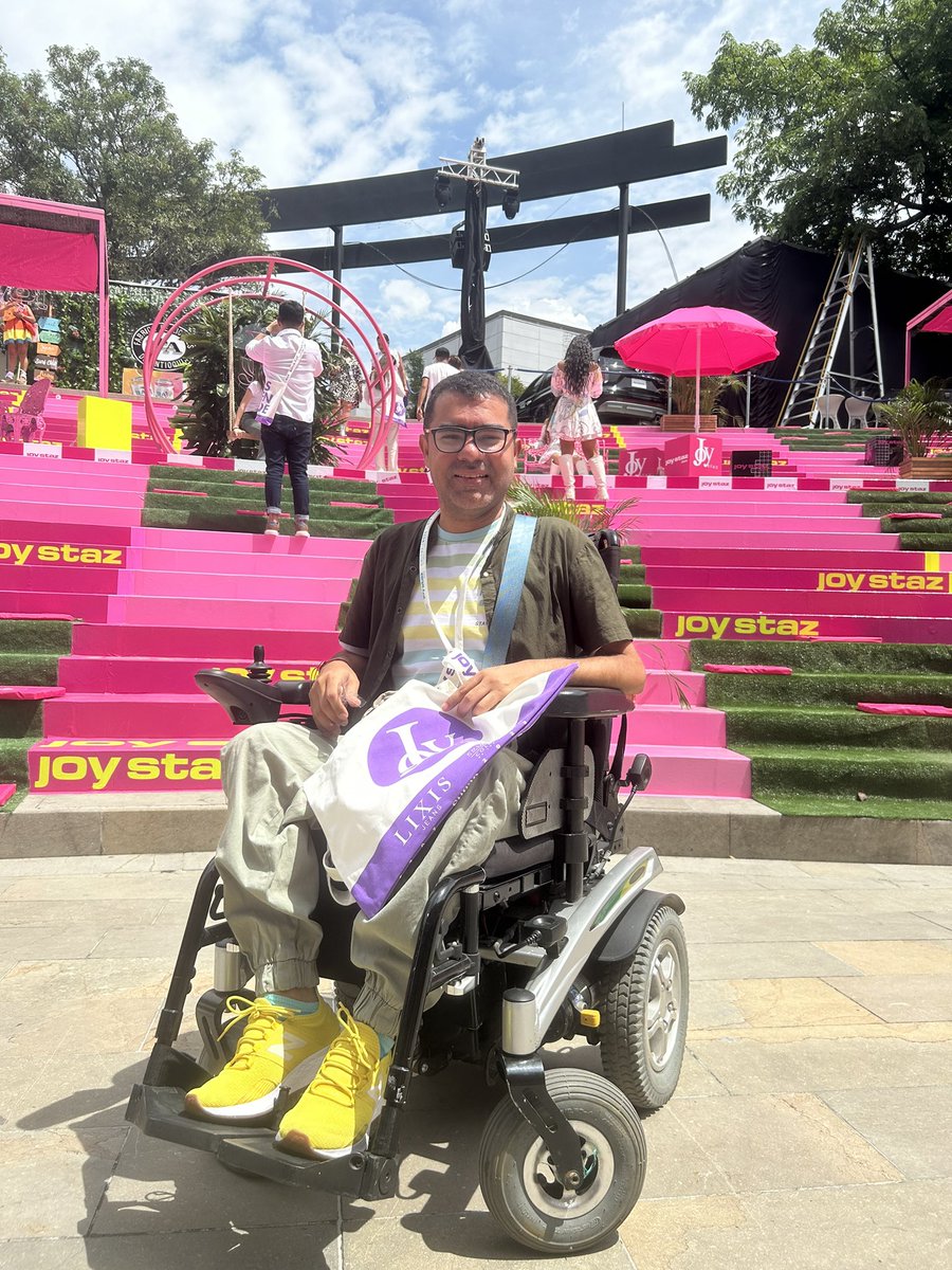 JohnDurangoA's tweet photo. Con mi #alterego en #colombiamoda #discapacidad #wheelchair #teinspiroaserfeliz #travel #distrofiamuscular #hanbike https://t.co/NFb7nBpitp