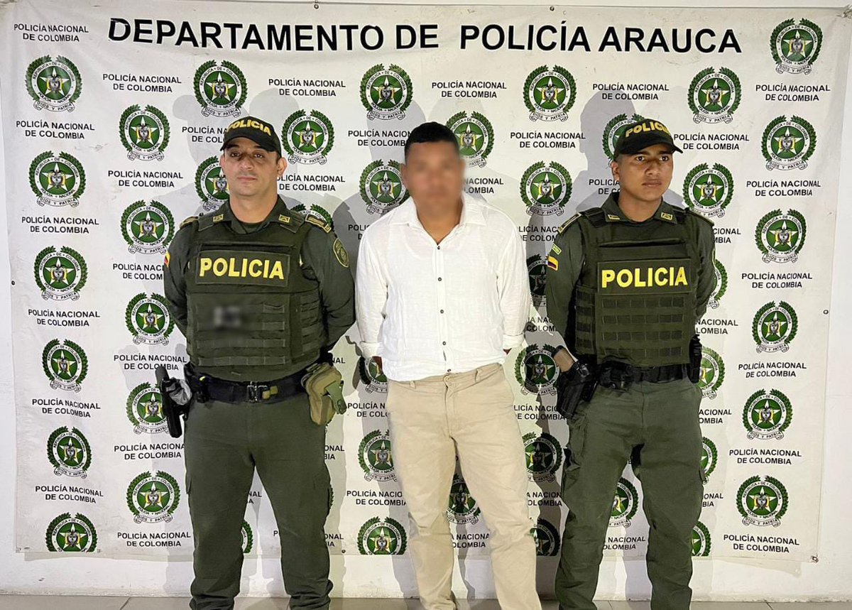 PoliciaArauca's tweet photo. Nuestro personal del #MNVCC en #Arauca  mediantes planes de registro y control  se logró la captura de un ciudadano por orden judicial delito violencia familiar agravada.
#SeguridadEnElTerritorio 
#DiosYPatria https://t.co/bANXxSQ1Lt