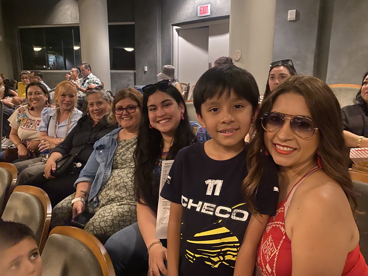 ColaborativaTX's tweet photo. Tomando tiempo para celebrar la Guelaguetza en Austin, Tejas con unas de las docentes de La Colaborativa Cuauhtli Project. Una bella presentación de la cultura Mexican presente y vivaz en Austin. https://t.co/D9MZEgaG5U