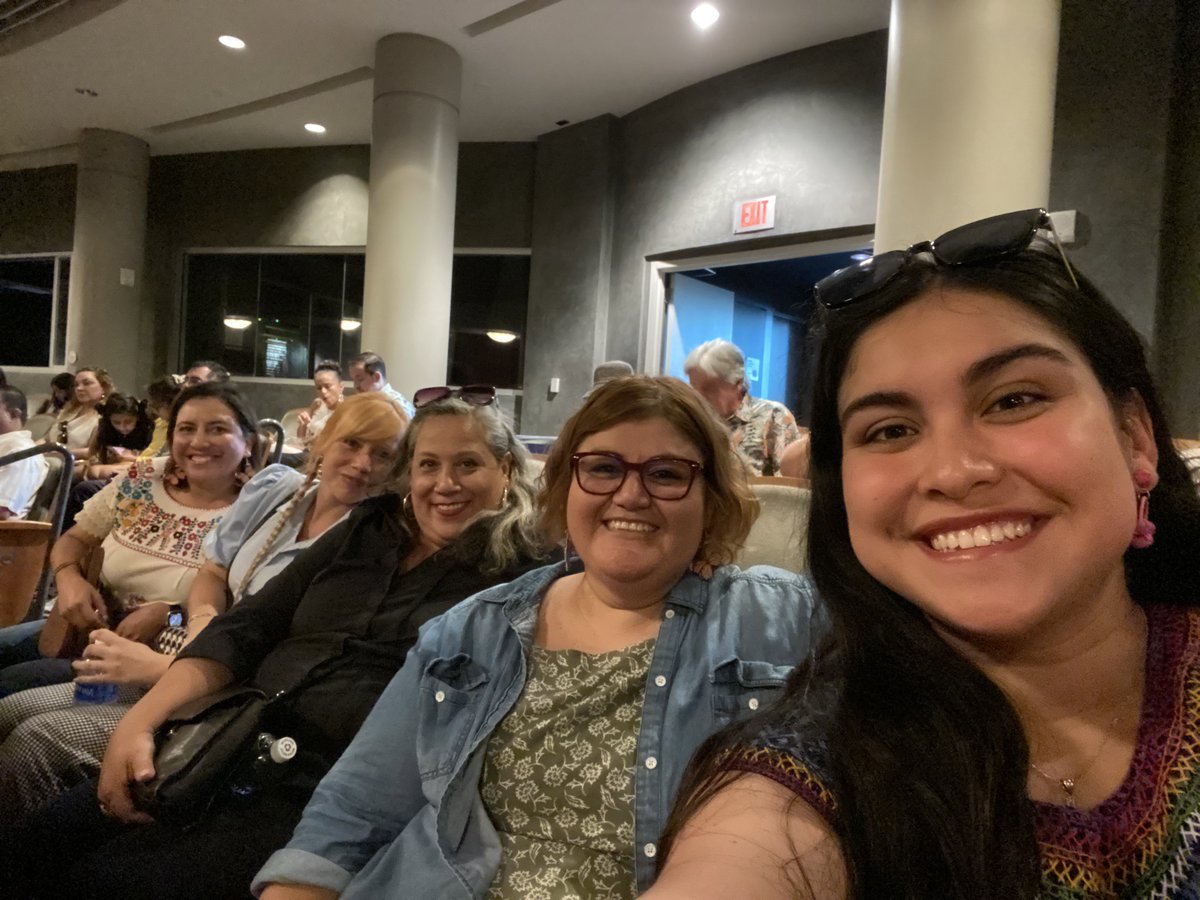 ColaborativaTX's tweet photo. Tomando tiempo para celebrar la Guelaguetza en Austin, Tejas con unas de las docentes de La Colaborativa Cuauhtli Project. Una bella presentación de la cultura Mexican presente y vivaz en Austin. https://t.co/D9MZEgaG5U