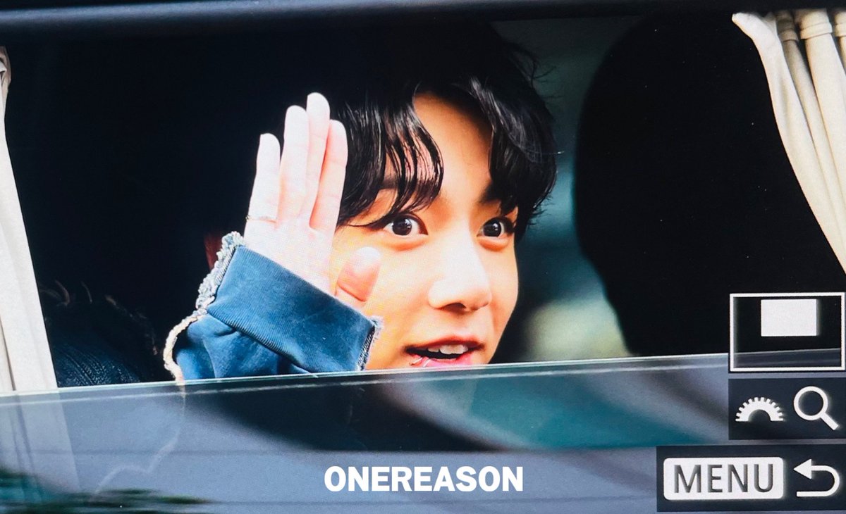 rosekookpic's tweet photo. peeking https://t.co/ZJ64GLm4Dv