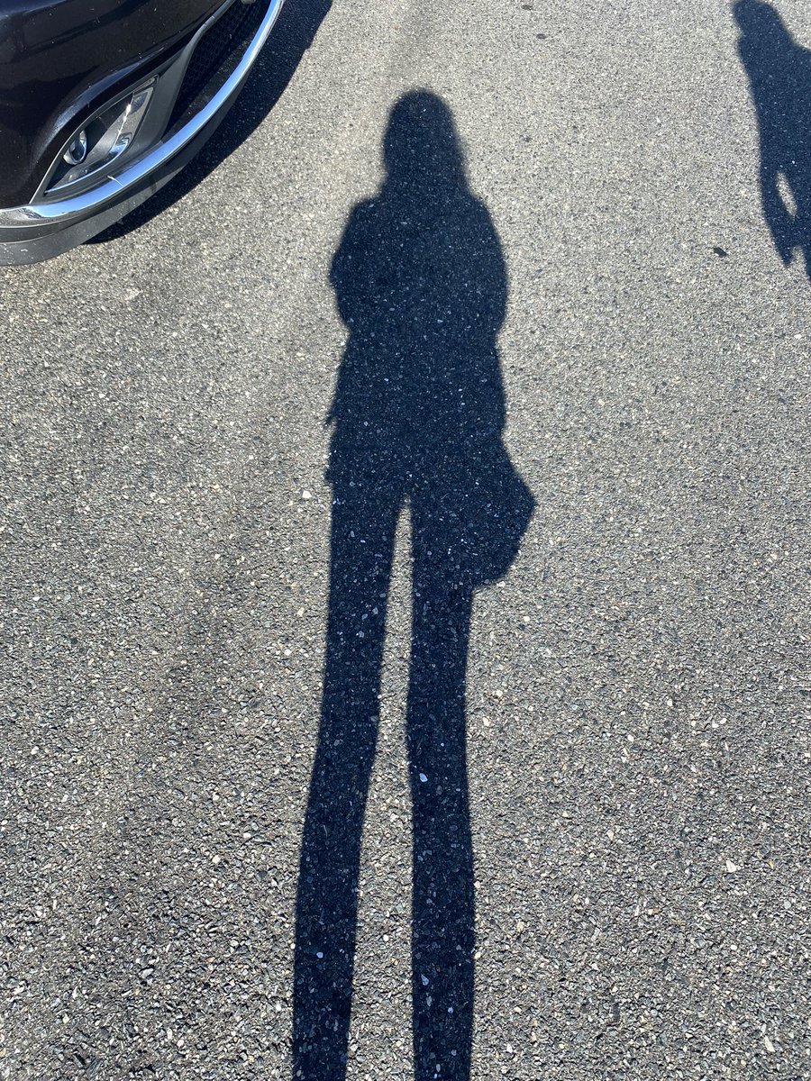 starloopz's tweet image. why am i jealous of my shadow 💔💔 HOW IS MY SHADOW THINNER THAN ME