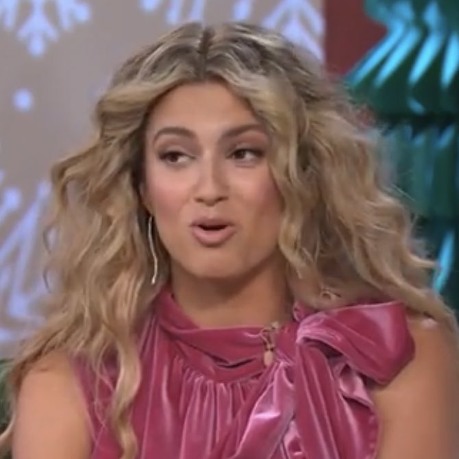 strongfortori's tweet photo. Nobody: 

Me when @torikelly added that “aint nobody love like you” line in the missin u edit https://t.co/TpoXBNpk13