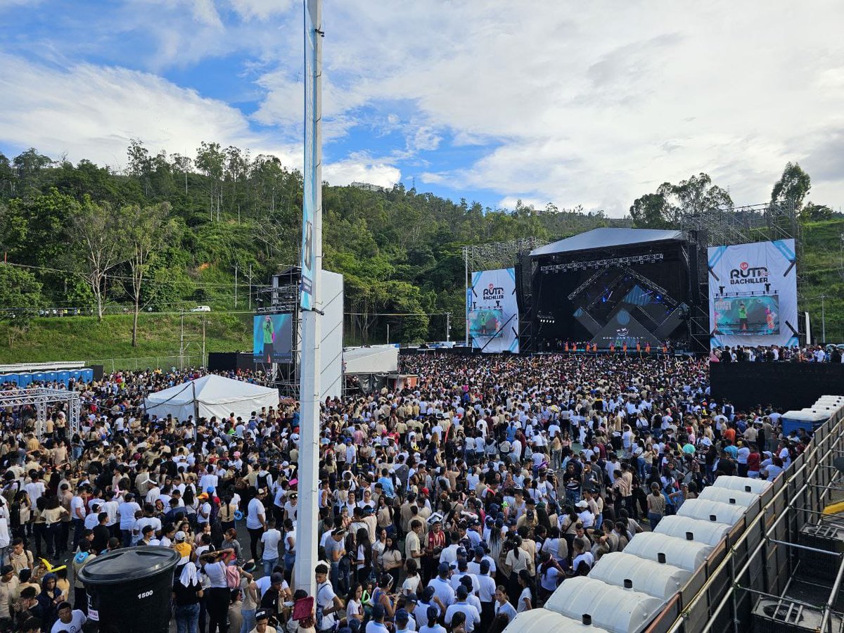 ¡Qué bonito concierto! “La Ruta Live del Bachiller”, finalizó su recorrido maravilloso en el Poliedro de Caracas con las y los bachilleres de Caracas y Miranda, llenos de alegría. Ustedes se lo ganaron. Sigan camino al éxito, con estudio y forja diaria. ¡Felicidades!
