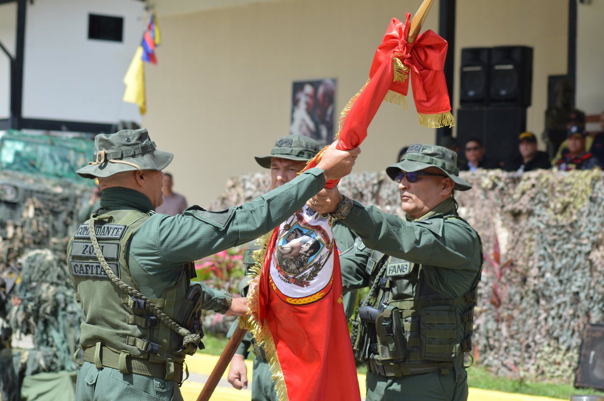 31BrigadaLC's tweet photo. Extendemos nuestras más sinceras palabras de felicitaciones al Cddno GD Dilio Guillermo Rodríguez Díaz, quien el día #29Julio asumió formalmente el Comando de la @ZODI41capital
A sus completas órdenes en el Comando de esta Unidad Superior. Disciplina, Lealtad y Coraje. https://t.co/WzNxmtUUHW