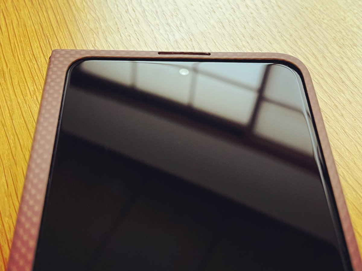 gorobros's tweet photo. Pixel Foldのカバーディスプレイ用ガラスフィルム選び。spigenのGLAStR EZ FIT を導入したところ、無事LATERCASEとは干渉しなかったのでご参考まで。
（まあLATERCASEユーザーがそもそも日本では少なそうだけど。。）
#pixelfold #latercase #spigenglastrezfit https://t.co/G0s2E2Aj8h