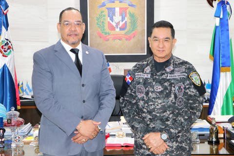 elnuevodiariord's tweet photo. 👮♂️¡Está de acuerdo!🤝
Durante una reunión entre el director de la @PoliciaRD, Mayor General #AlbertoThen, y el director de la @DefensaPublica_, @rvalentins, este último dijo estar de acuerdo con el proceso de la transformación de la Policía.
#ElNuevoDiarioRD https://t.co/gBHs1YxHC5