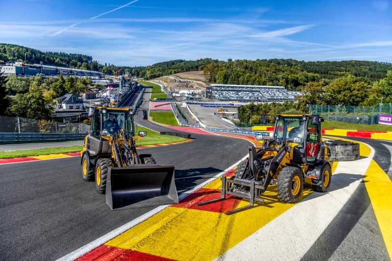 Check out these fantastic @volvoce machines unleashing Engineering Excellence 😍 

Recognise the famous racing circuit?🏎️ 🏁 

Hint: It was on Skysports on the weekend 👀

#VolvoCE #Volvoce_emea #Wheelloader #loader #heavyequipment  #volvoscoop #volvoloader #construction