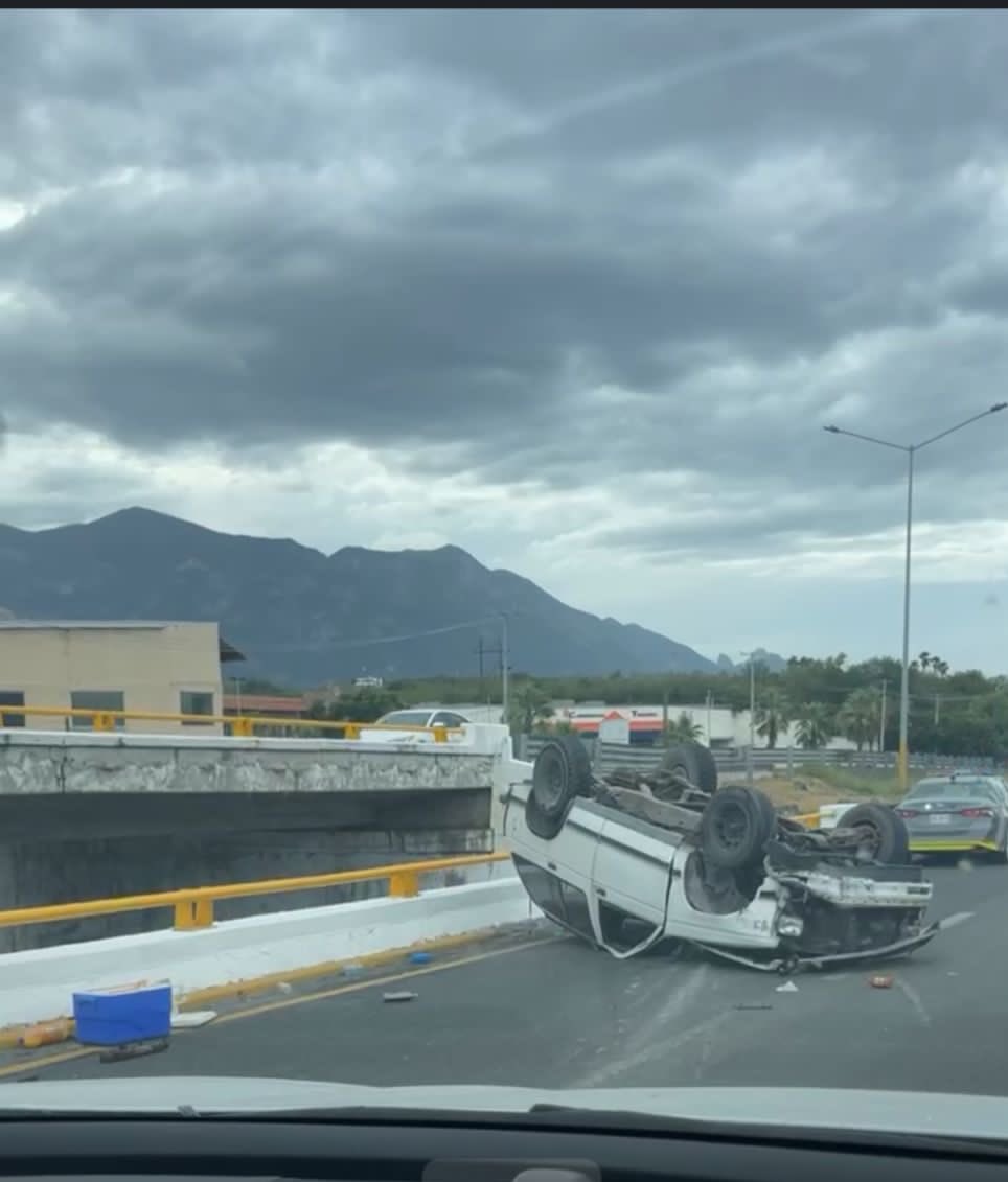 CavazosSantiago's tweet photo. Volcadura por #CarreteraNacional de Villa de #SantiagoNL a los #Cavazos precaucion #MtyFollow @nmasmonterrey @rayelizalder @Regio_Mty_NL @BloqueadosS RT 17:14 protección civil en el lugar @PC_NuevoLeon @ecavazos77 https://t.co/rI8mvu1YO7