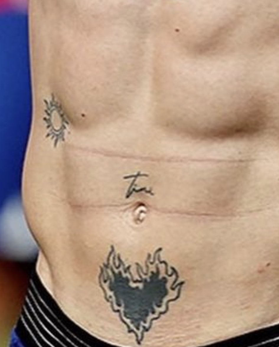 aarontsuarez's tweet photo. de paul se tatuó TINI con su letra y encima tienen tatuado el mismo sol 😭✊🏻 https://t.co/I0rJ0o1IYP