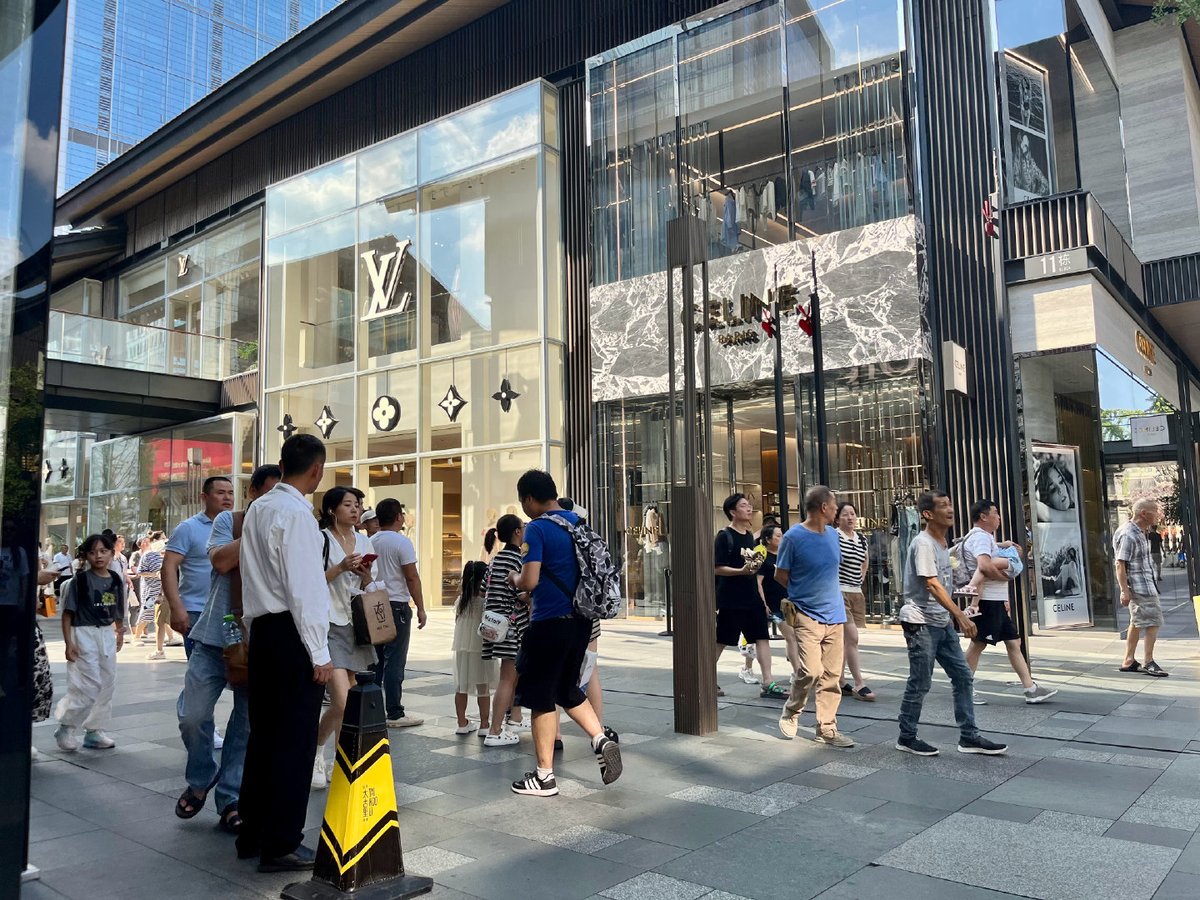 zhouyanjin2's tweet photo. 奢侈品專櫃 新款探物
burberry 巴寶莉
迪奧 dior 
lv 路易威登
#臺灣
#臺北車站
#DiorSummer24 
#高雄
#精品特惠 https://t.co/eJ471RG5BI