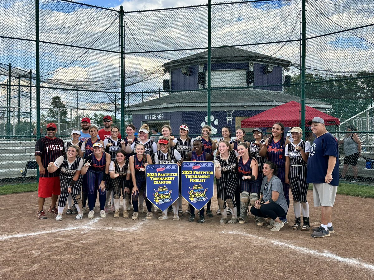 BellaCosta2027's tweet photo. Last tournament playing with these girls and we fought hard until the end! Came in second to a tough team🥎 https://t.co/EUER2G7MYV