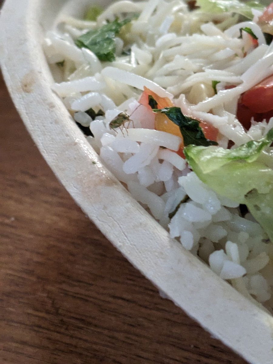 FrameDMG's tweet photo. She is unable to go to the store and is simply asking for a refund. I've attached photos. Is there anything that can be done? https://t.co/oem8AOyinO