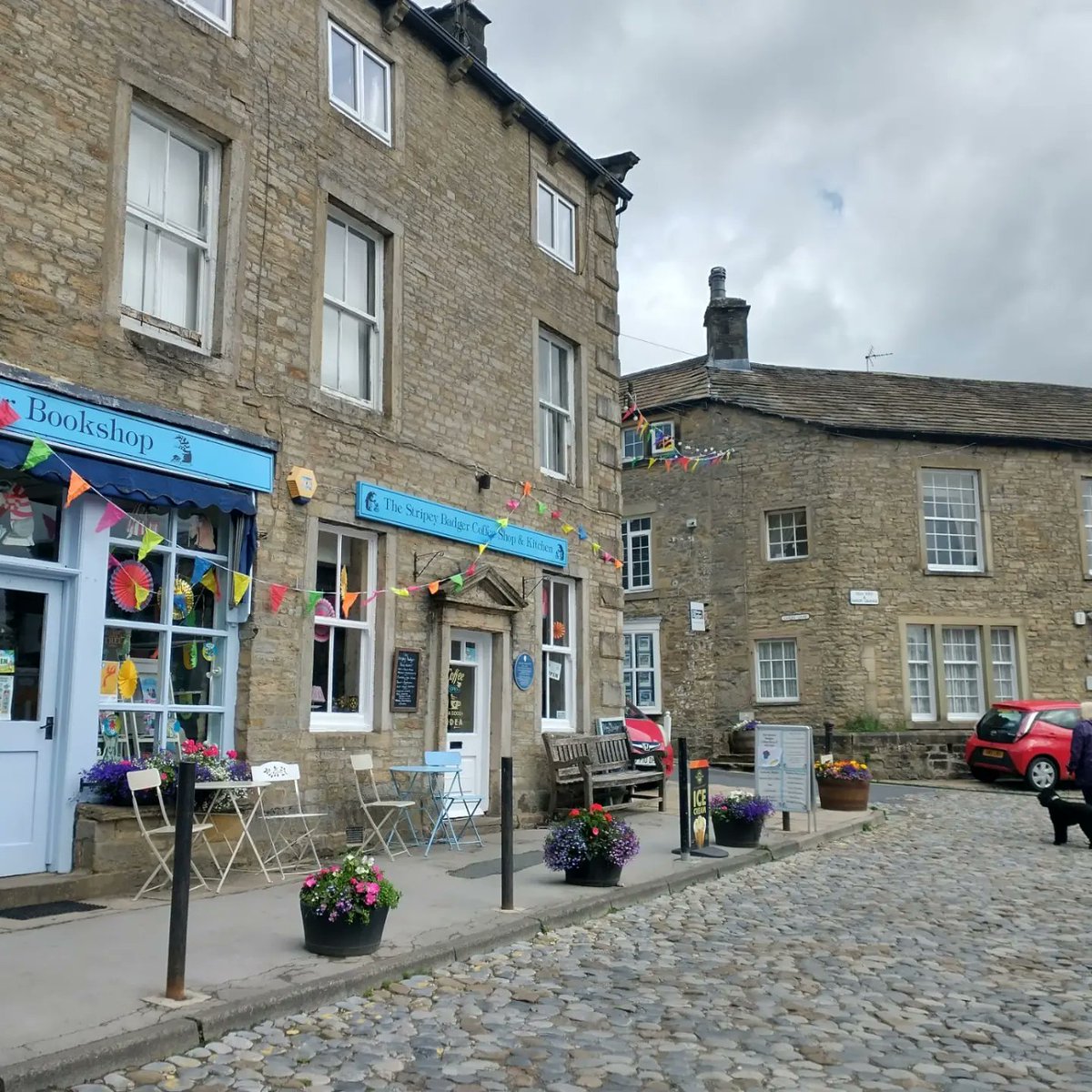 LiliaDora9's tweet photo. Sitting on the steps of Skeldale = Very happy Lilia
#allcreaturesgreatandsmall #Grassington #Darrowby https://t.co/fyvfFOPDKC
