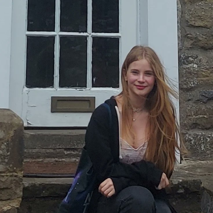 LiliaDora9's tweet photo. Sitting on the steps of Skeldale = Very happy Lilia
#allcreaturesgreatandsmall #Grassington #Darrowby https://t.co/fyvfFOPDKC