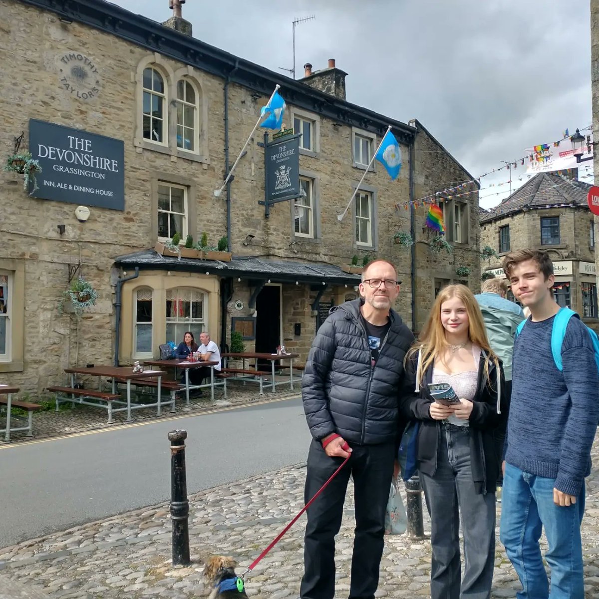 LiliaDora9's tweet photo. Sitting on the steps of Skeldale = Very happy Lilia
#allcreaturesgreatandsmall #Grassington #Darrowby https://t.co/fyvfFOPDKC