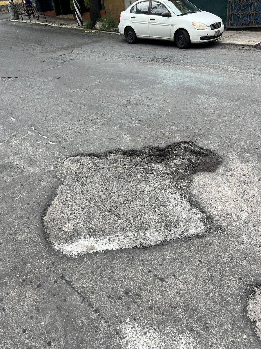 PONCHOALBO's tweet photo. @AlcaldiaAO @lialimon bache que pincha llantas en calle jalapa, bajando de avenida Toluca. https://t.co/UJU3R7oCeM