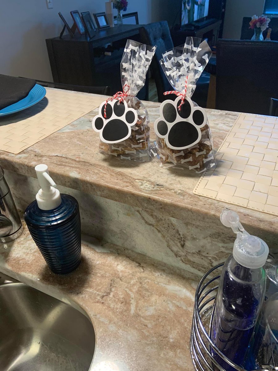 avidreader83's tweet photo. Made some fresh #dogtreats today! https://t.co/WKZuw8YPUu