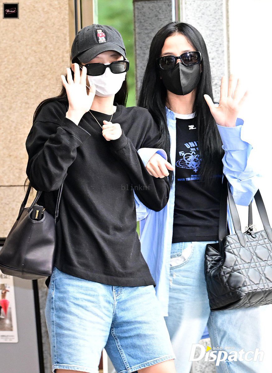 blinkmf's tweet photo. [bp] Jisoo eonnie with adek yg selalu menempel padanya😭 https://t.co/sG1JSLNVsm