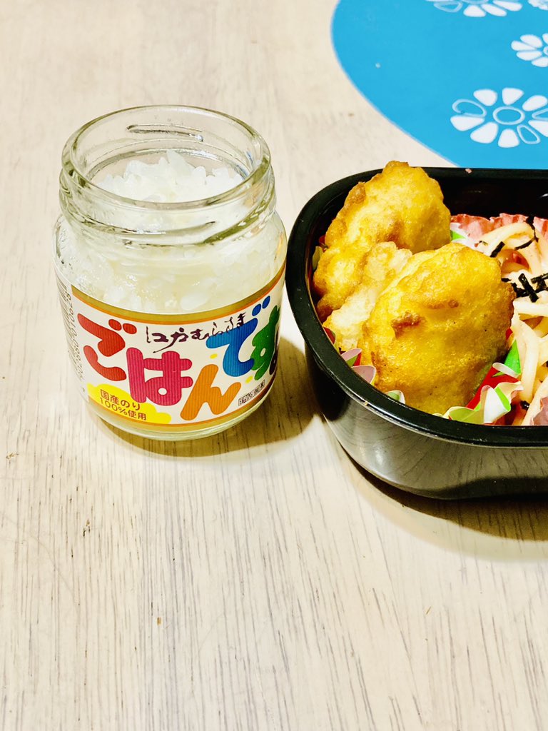 shiholovesd's tweet photo. 父がいつも海苔の佃煮を食べていると
｢これごはんですよって言ってるけど海苔だよね〜ウヒヒ！｣って謎のテンションでツッコミをいれてるので…
ほんとにごはん入れてやったぜぃ。
♯息子の学童弁当 https://t.co/RaA7MslleC