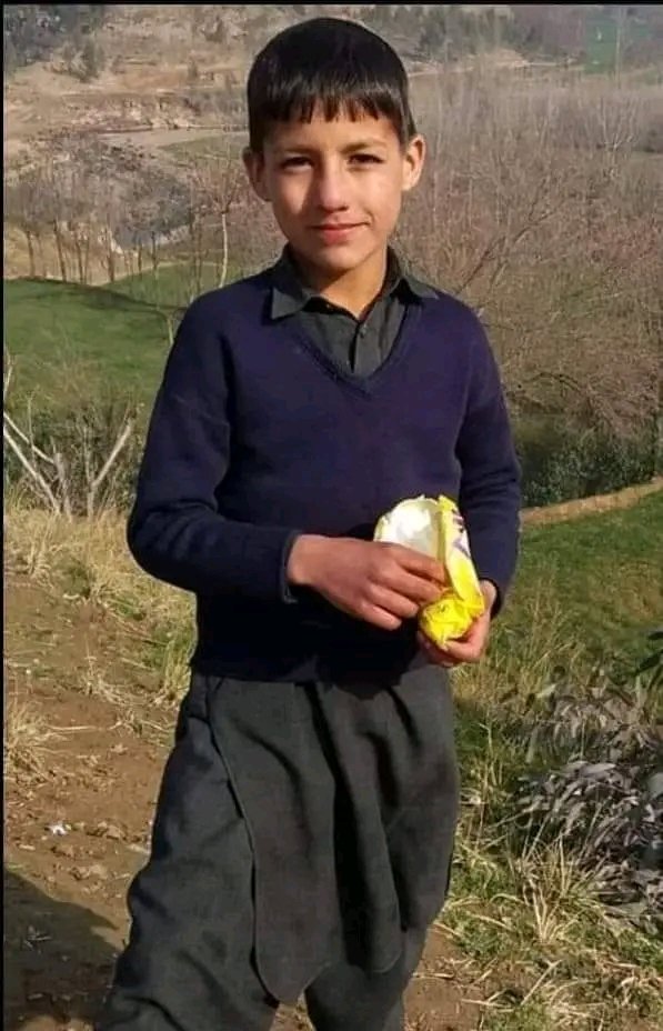 بِأَیِّ ذَنبٍ قُتِلَت؟!
ابوذر بھی اس حادثے میں شہید ہو گیا۔ ابوزر کا تعلق شنڈے موڑ کے علاقہ کی ایک غریب گھرانے سے تھا،اپنے گھر کا چولہا جلانے واسطے جلسہ گاہ میں پاپڑ بیچنے آیا تھا،💔
#BajaurBlast