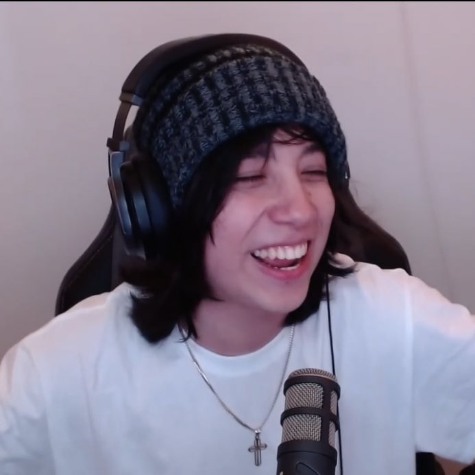 peraltigs's tweet photo. “garoto ameaça matar personagens dos amigos em jogo de minecraft”

coisa mais linda ele sorrindo https://t.co/7mZNuYfdAE