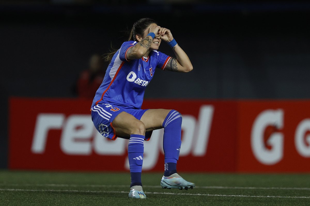 CampeonatoCL's tweet photo. ⚽🏆🏅 El momento... ese momento del #Chile2
Definición de Carla Guerrero y la euforia de @udechilefem
Rumbo a @LibertadoresFEM ✈
📸 Carlos Parra https://t.co/ajmzsWRec6