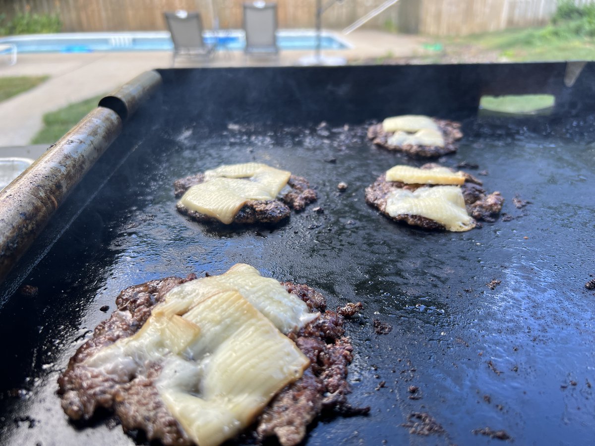 backyardgriddle's tweet photo. Easy dinner on the Blackstone... 85/15 beef, bacon, home smoked white cheddar, red onions, mushrooms, toasted buns.. #blackstonegriddle @backyardsmoking https://t.co/a71jhig7ku