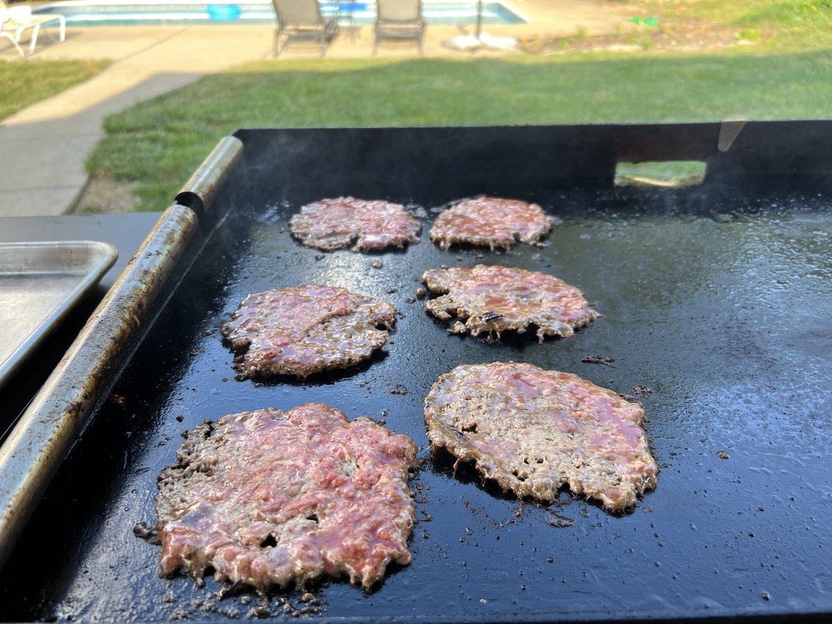 backyardgriddle's tweet photo. Easy dinner on the Blackstone... 85/15 beef, bacon, home smoked white cheddar, red onions, mushrooms, toasted buns.. #blackstonegriddle @backyardsmoking https://t.co/a71jhig7ku